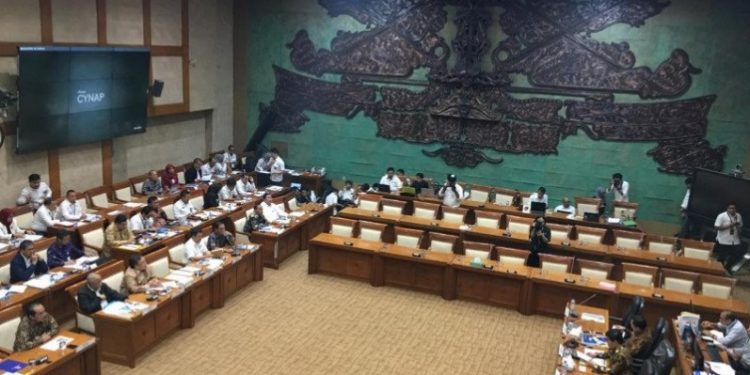 DPR Minta Syarat dan Sumber Dana Melawan Corona Transparan