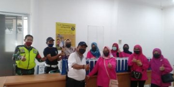 Baksos PKK Seruni RW 014 Taman Galaxy Ringankan Beban Warga Terdampak Corona