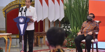 Presiden Jokowi Minta Menteri dan Gubernur Kawal Bansos