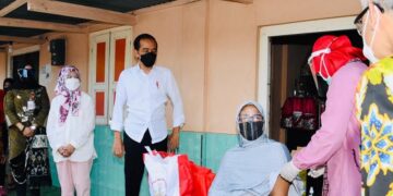 Presiden Jokowi: Pastikan Vaksinasi Massal Berjalan di Tanah Air