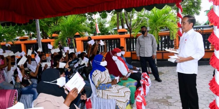 Presiden Jokowi Bagikan Bansos di Kabupaten Maluku Tenggara