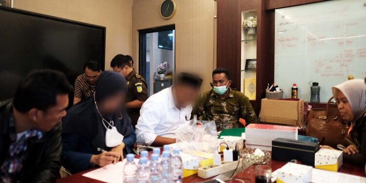 Kanwil DJP Jabar II Serahkan Tersangka Kasus Pajak PT SE ke Kejaksaan