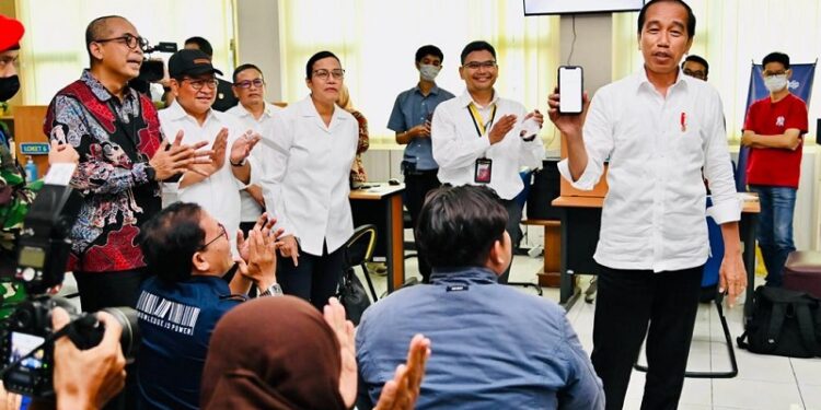 Presiden Tinjau Kegiatan Penyampaian SPT Tahunan di KPP Pratama Surakarta