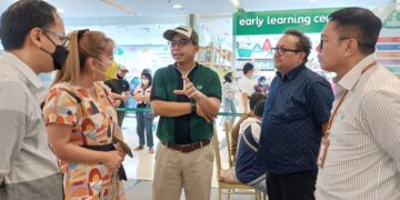 Dirjen Pajak Sapa Pengunjung Pojok Pajak Central Park