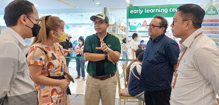 Dirjen Pajak Sapa Pengunjung Pojok Pajak Central Park