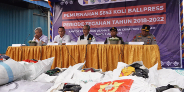 Bea Cukai Musnahkan 122 Ton Pakaian Bekas Impor
