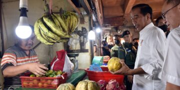Jelang Lebaran, Presiden Jokowi Cek Harga Pangan di Dua Pasar Jakarta