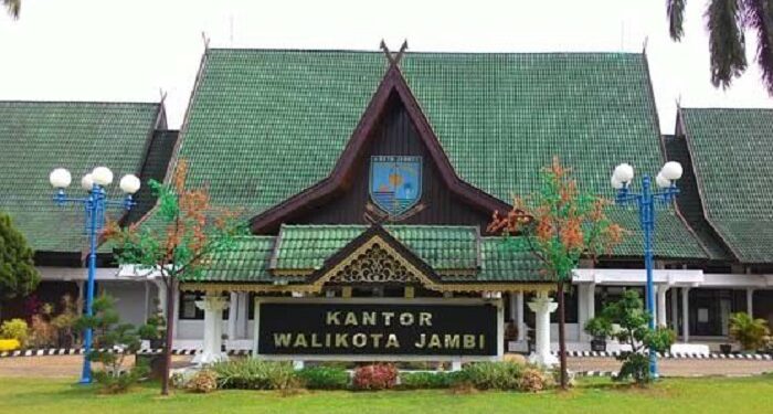 Pemkot Jambi Tertibkan Reklame Langgar Aturan