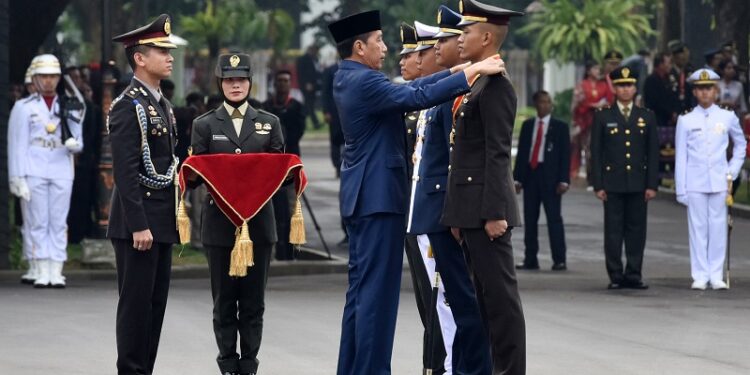 Presiden Jokowi Lantik 833 Perwira Remaja TNI dan Polri
