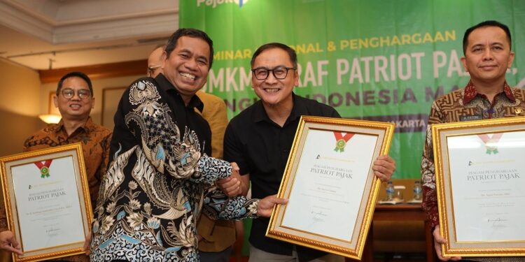 Dirjen Pajak Suryo Utomo Dapat Penghargaan Patriot Pajak dari Tax Payer Community