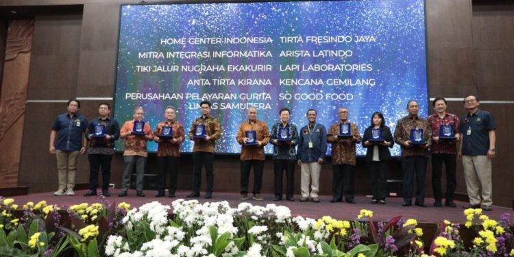 KPP Madya Jakarta Barat Beri Penghargaan Wajib Pajak