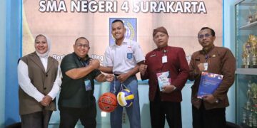 Tambah Literasi, Kanwil DJP Jakbar Bagikan Buku Inklusi Perpajakan