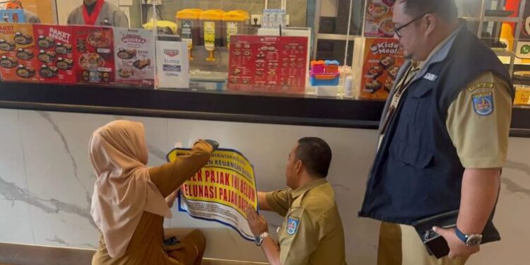 Pemkot Depok Pasang Stiker Penunggak Pajak Restoran