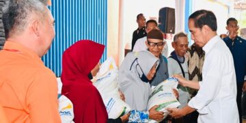 Presiden Jokowi Salurkan Bantuan Pangan kepada Masyarakat Karawang