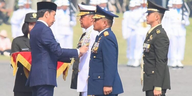 HUT Ke-78 TNI, Presiden Jokowi Anugerahkan Tanda Kehormatan Bagi Prajurit TNI