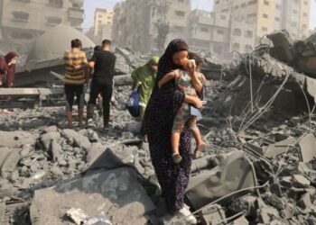 Perang selalu menimbulkan penderitaan bagi rakyat. Korban perang Palestina dan Israel yang saling serang terus bertambah. Ribuan orang sudah tewas, mayoritas warga sipil. Foto: BBC.