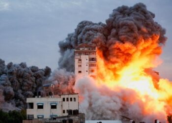 Hamas dan Israel perang saling serang. Lebih dari 13.000 orang tewas mayoritas warga sipil. Seluruh dunia menyerukan perang segera dihentikan.