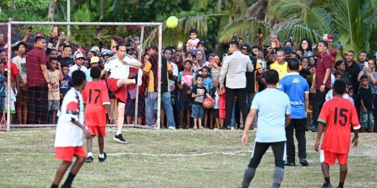 Presiden Jokowi Cetak Gol, Motivasi Pelajar dengan Main Bola di Biak Numfor Papua