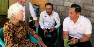 Menteri ATR/BPN AHY Langsung Bagikan Sertifikat Tanah
