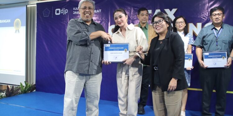 Dewi Persik dan Sunan Kalijaga Terima Apresiasi Wajib Pajak Patuh