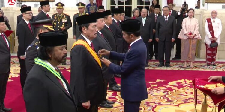 Presiden Jokowi Anugerahkan Tanda Kehormatan RI kepada 64 Tokoh
