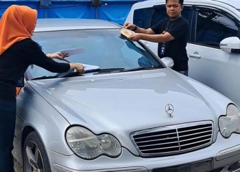 Samsat Serang Tempel Stiker ke Mobil Penunggak Pajak Kendaraan