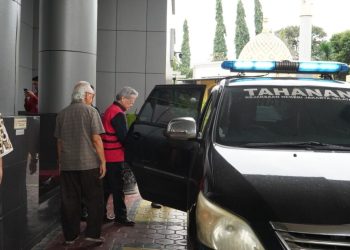 Kanwil DJP Jaksus Serahkan Tersangka Pajak ke Kejari