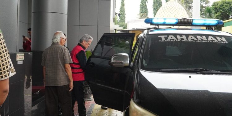 Kanwil DJP Jaksus Serahkan Tersangka Pajak ke Kejari